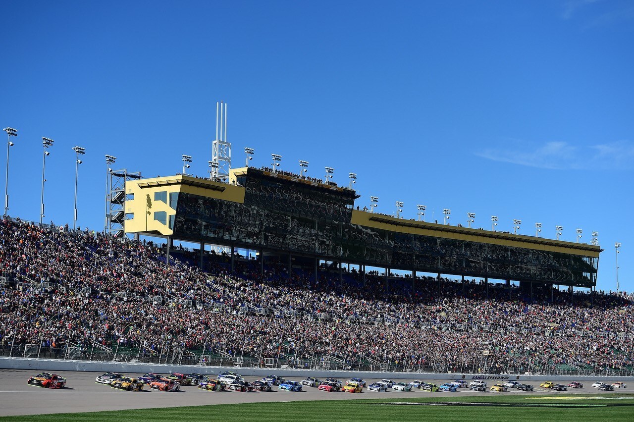 Nascar, uno splendido Truex vince ancora in Kansas