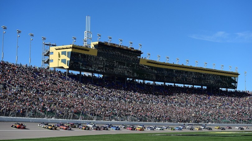 Nascar, uno splendido Truex vince ancora in Kansas