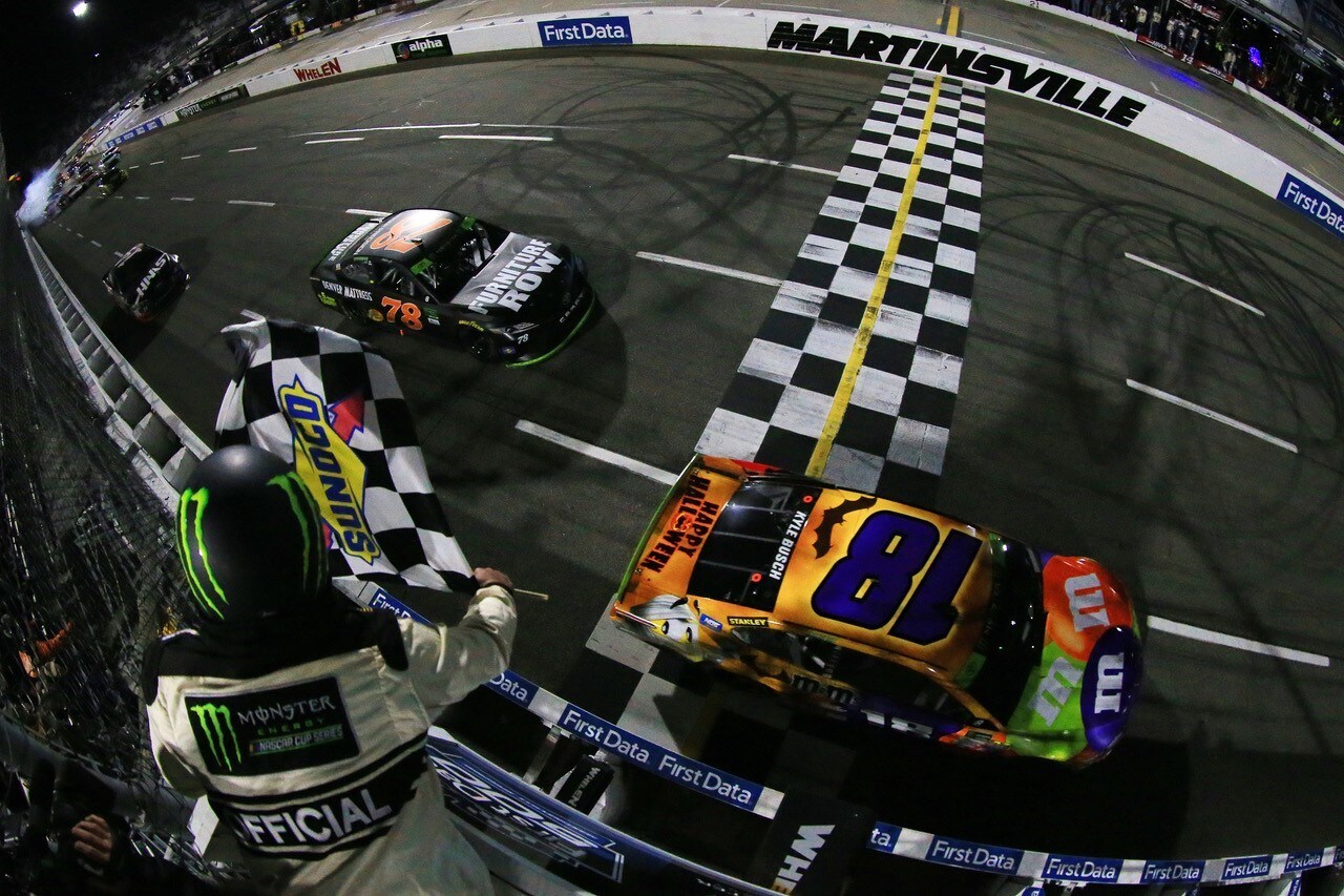 Nascar, a Martinsville Kyle Busch vince, Elliott spedito a muro