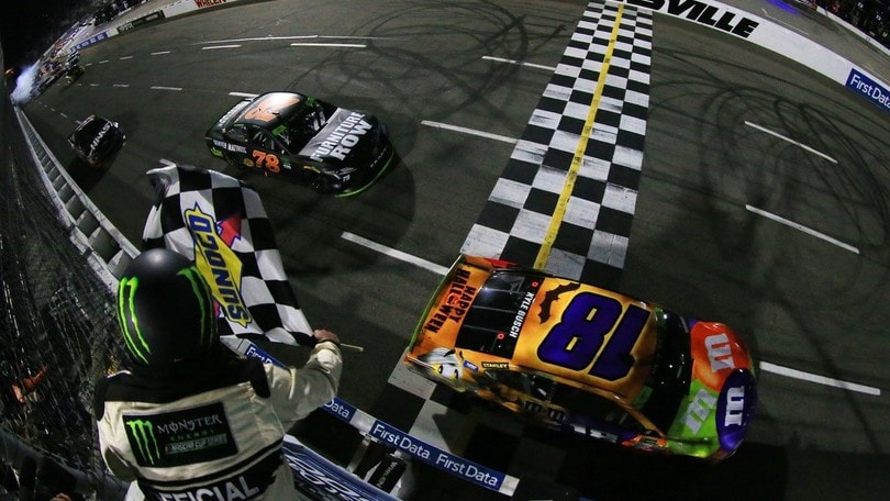 Nascar, a Martinsville Kyle Busch vince, Elliott spedito a muro
