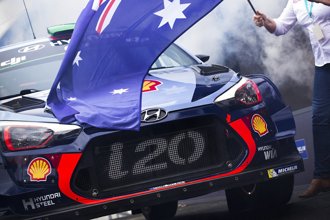 Rally Australia, Mikkelsen solido leader