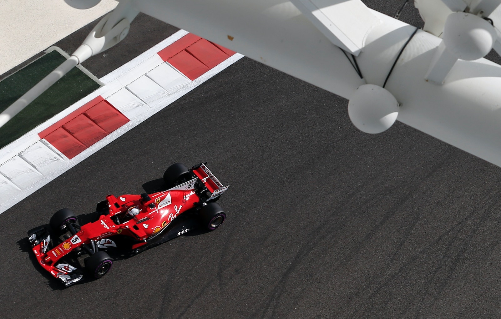 Formula 1 Abu Dhabi: Vettel precede Hamilton nelle libere 1