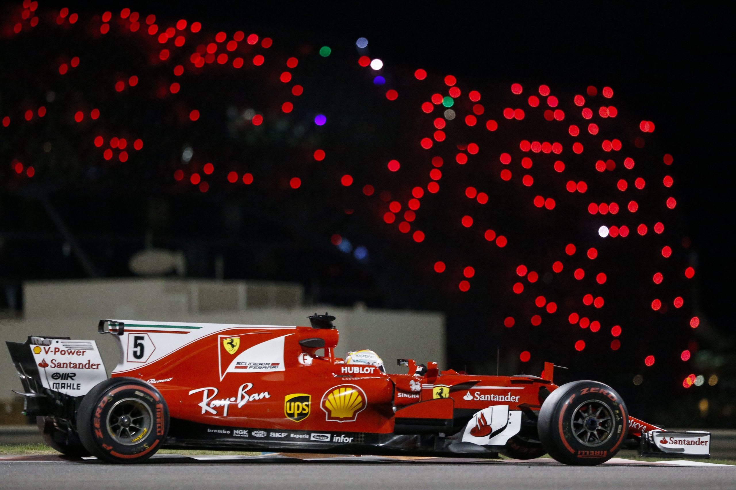 Formula 1 Abu Dhabi, Vettel cerca una vittoria per scaldare l'inverno