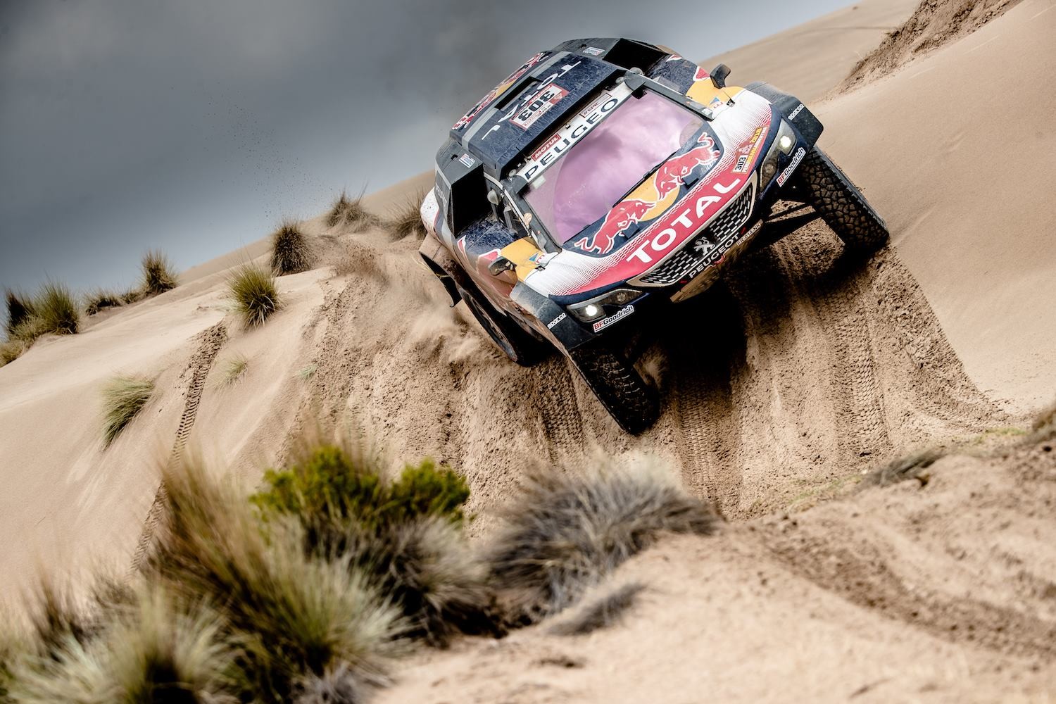 Dakar tappa 7: Sainz il più forte tra i colpi di scena