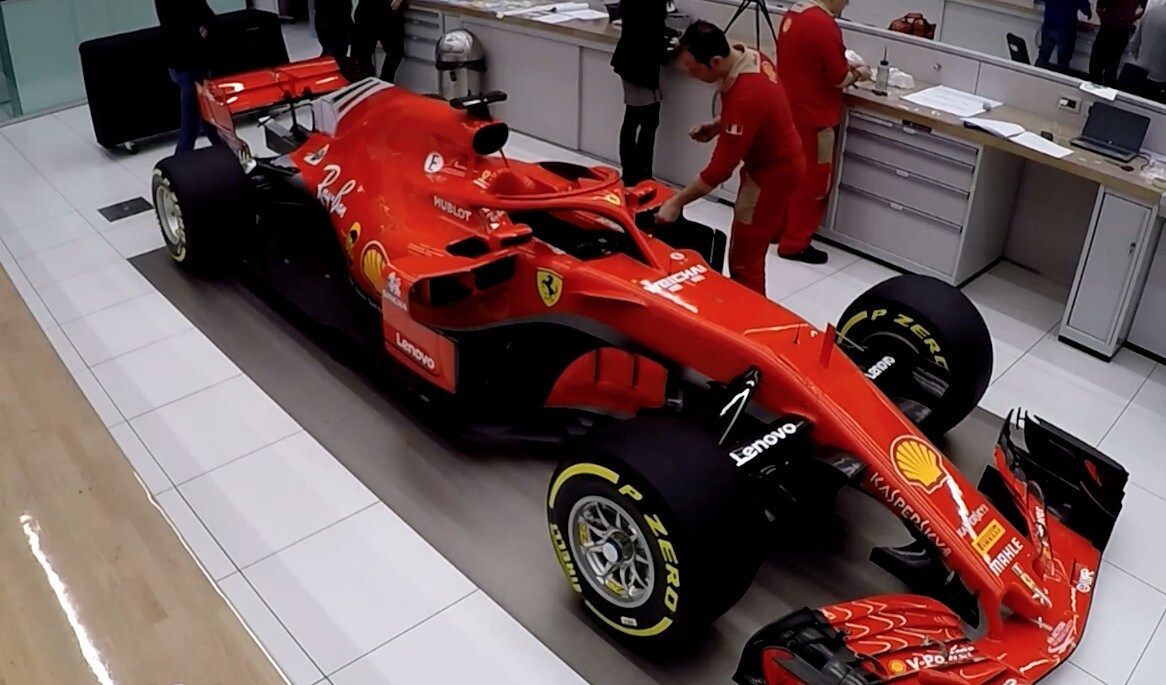 Ferrari SF71H, la Rossa si veste in camerino