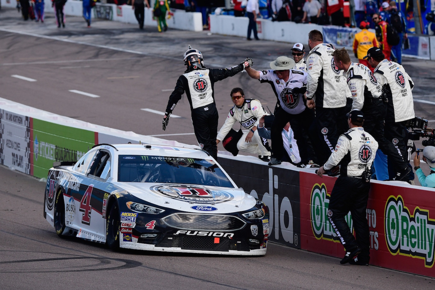 Nascar: Kevin Harvick mette la tripla a Phoenix