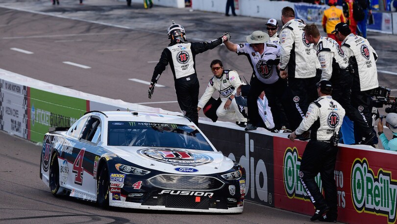 Nascar: Kevin Harvick mette la tripla a Phoenix
