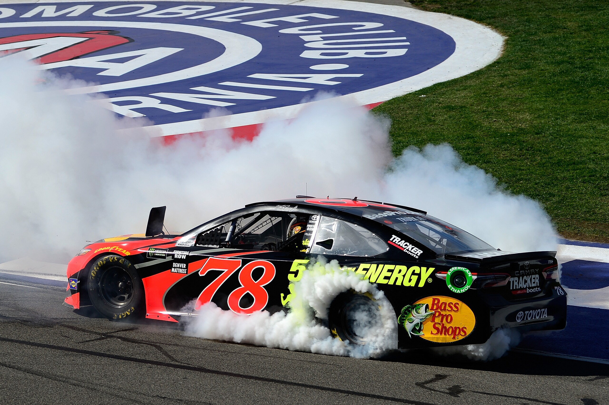 Nascar: Martin Truex Jr. domina e torna alla vittoria in California