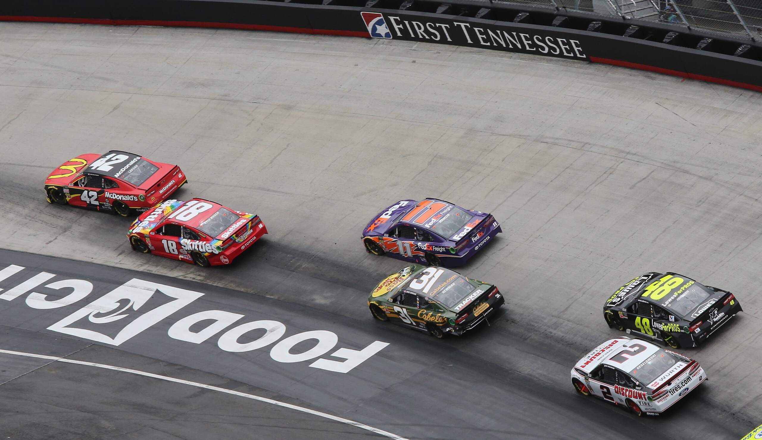 Nascar Bristol: una prima vittoria vecchia maniera per Kyle Bush