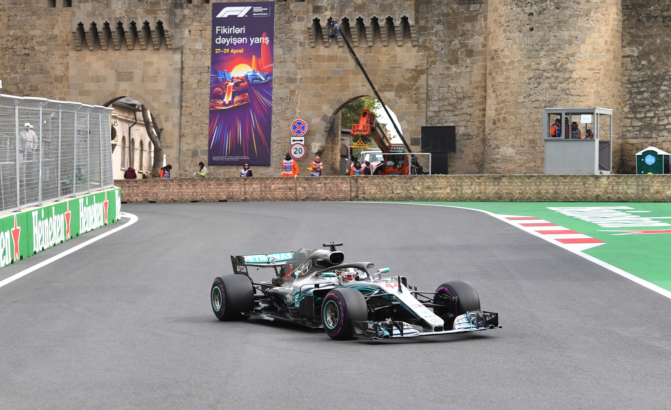 Formula 1 GP Baku, Hamilton si ritrova vincitore tra i colpi di scena