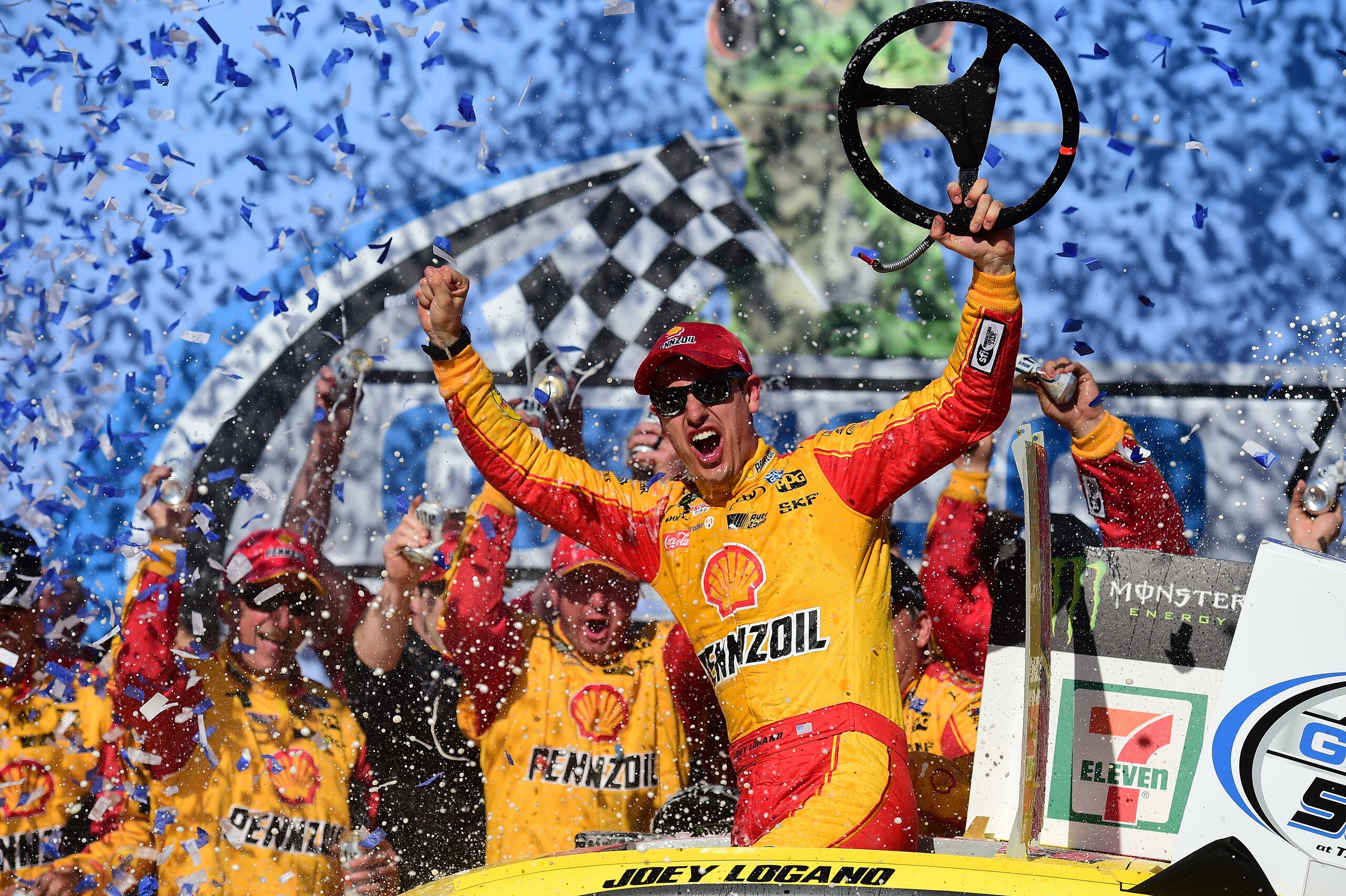 Nascar: Joey Logano vince a Talladega e va ai playoff
