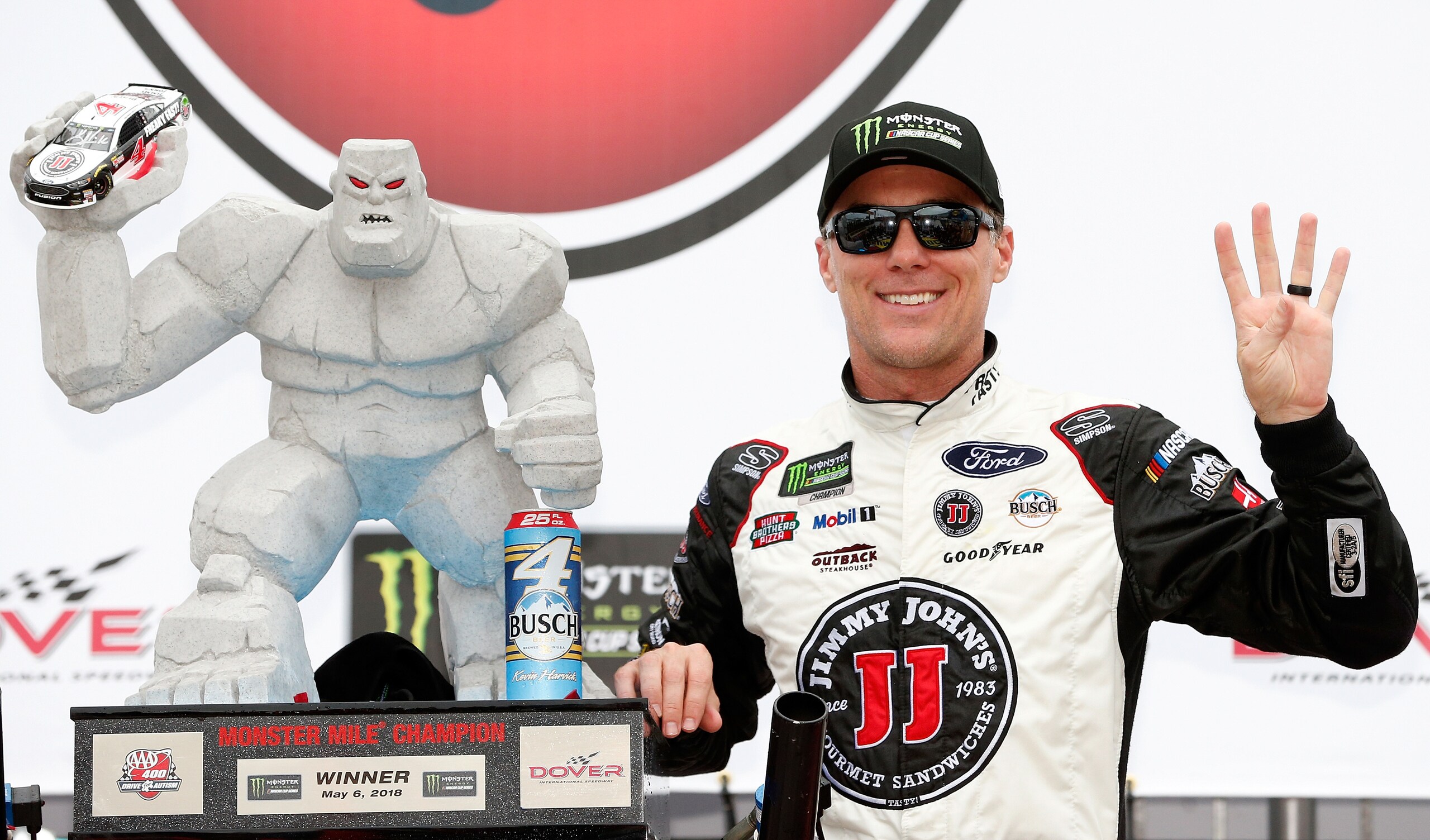 Nascar: a Dover Harvick sconfigge anche la pioggia