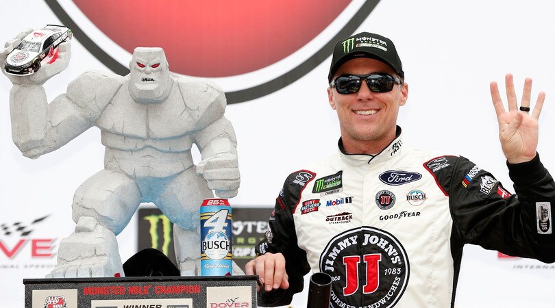 Nascar: a Dover Harvick sconfigge anche la pioggia