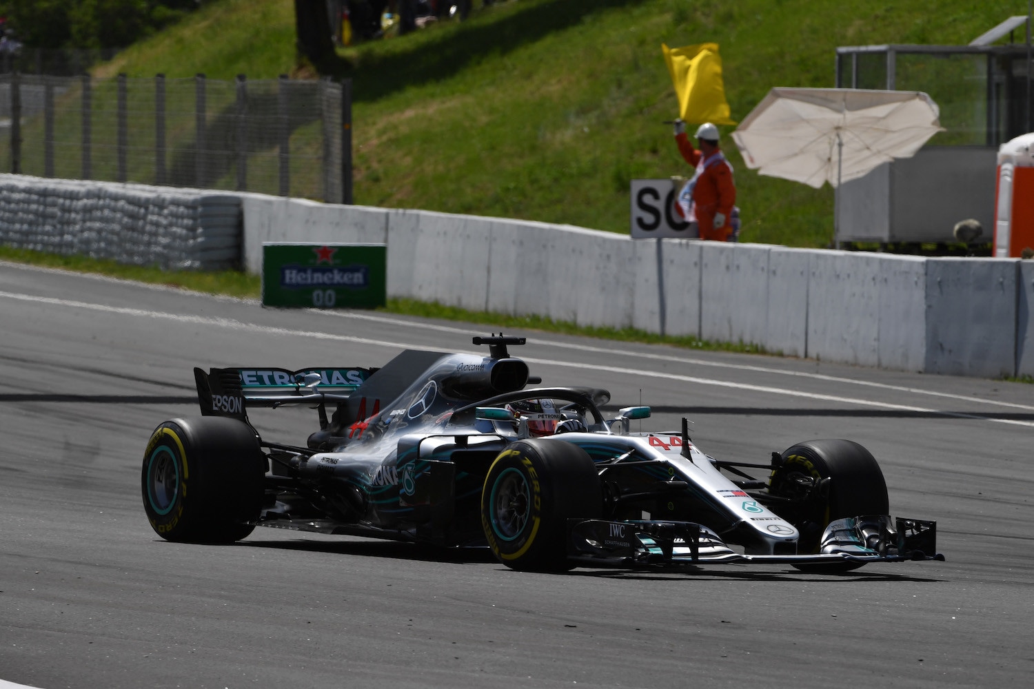 Formula 1, GP Spagna: Hamilton guida la prima doppietta Mercedes