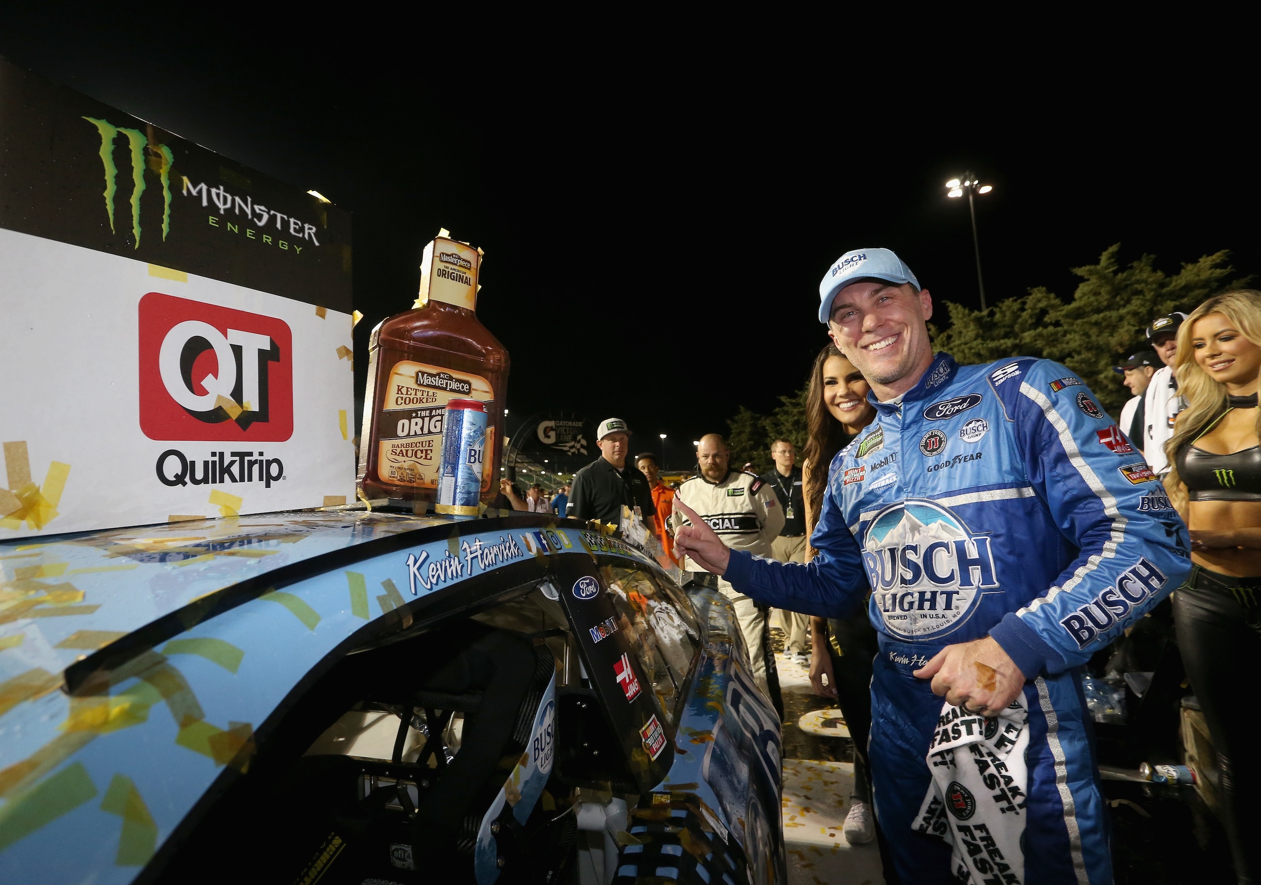 Nascar: Harvick non si ferma neanche in Kansas