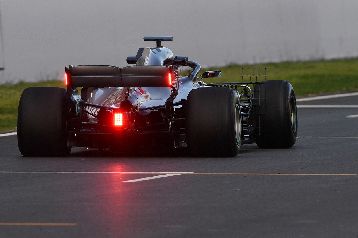 Test Formula 1 Barcellona, luci accese sulla Mercedes