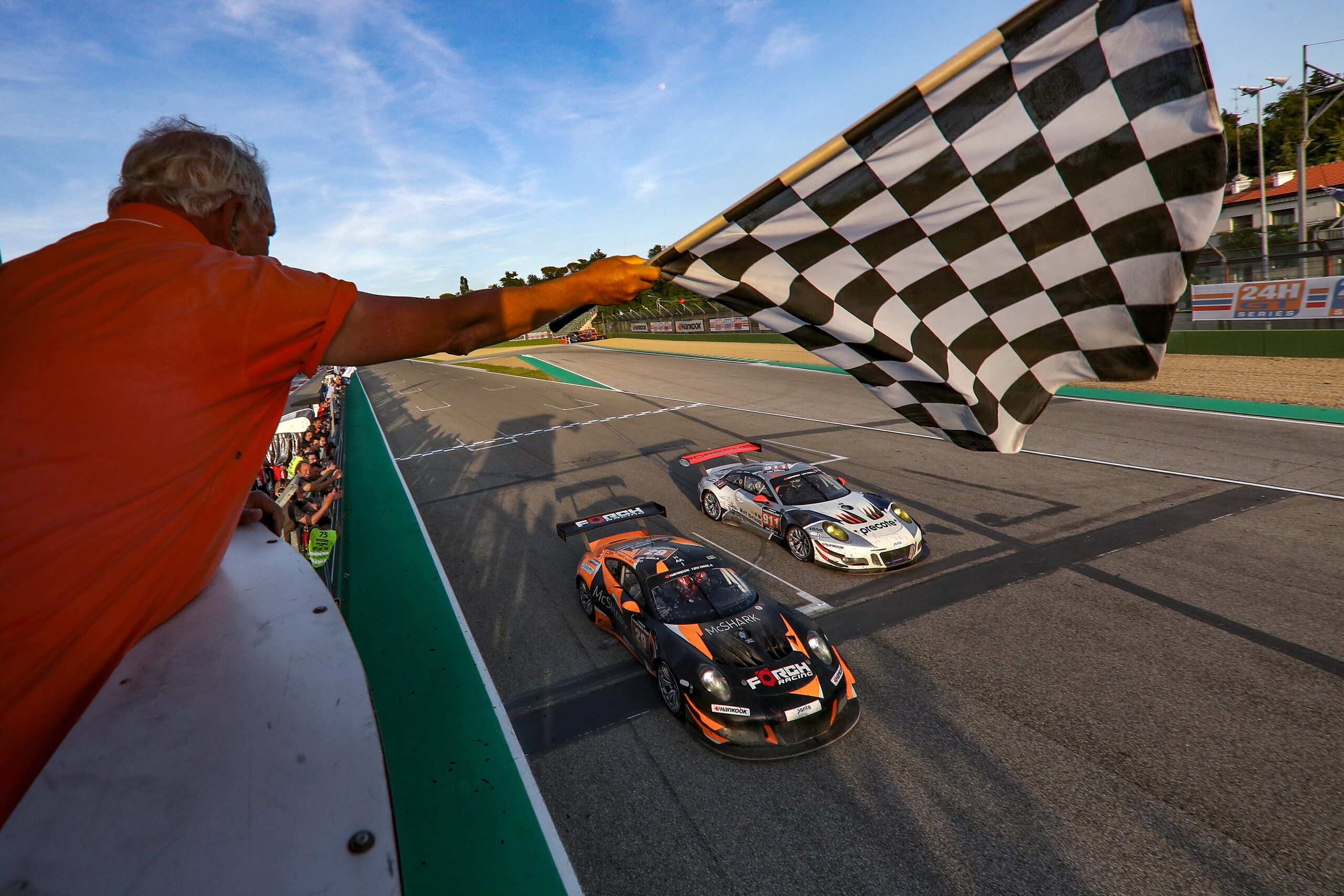12 Ore di Imola, Porsche beffa le Mercedes favorite