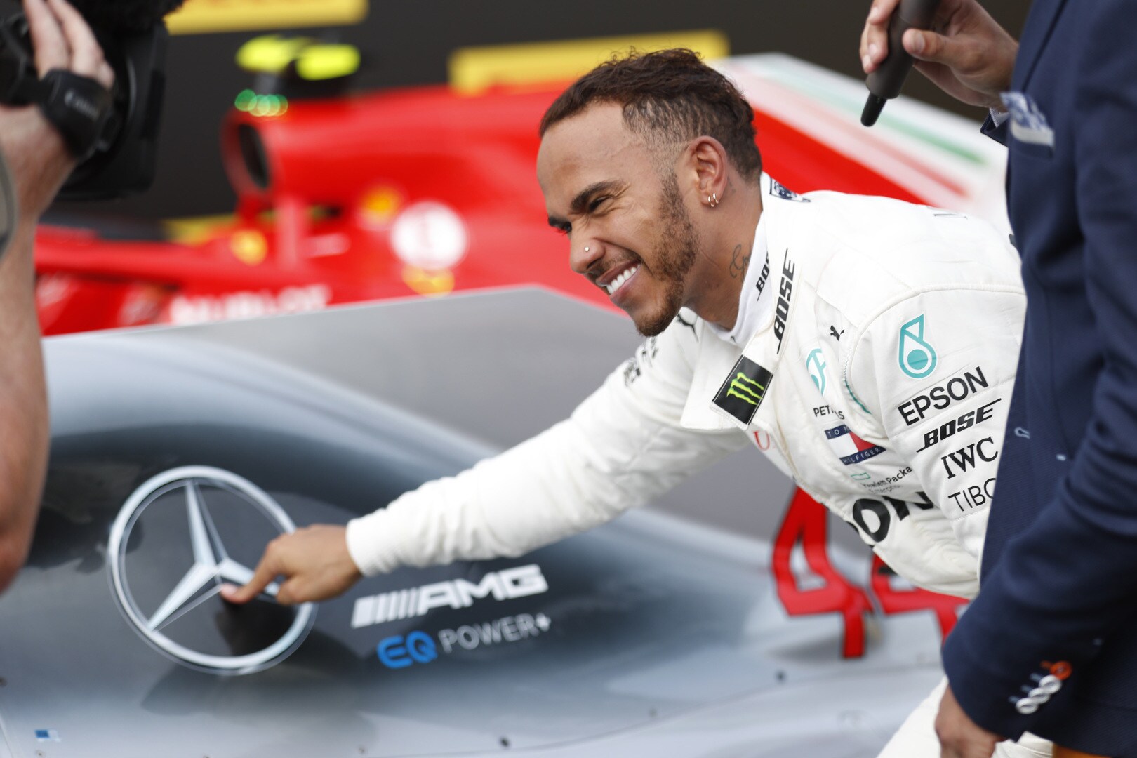 Formula 1, Hamilton rinnova con Mercedes