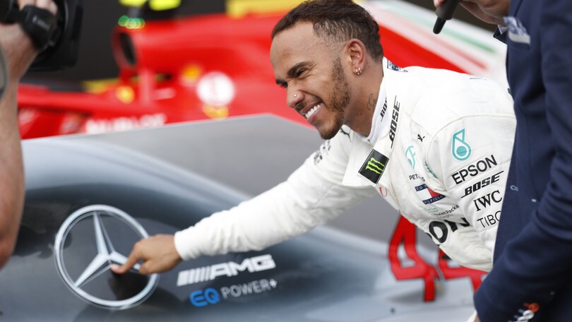 Formula 1, Hamilton rinnova con Mercedes