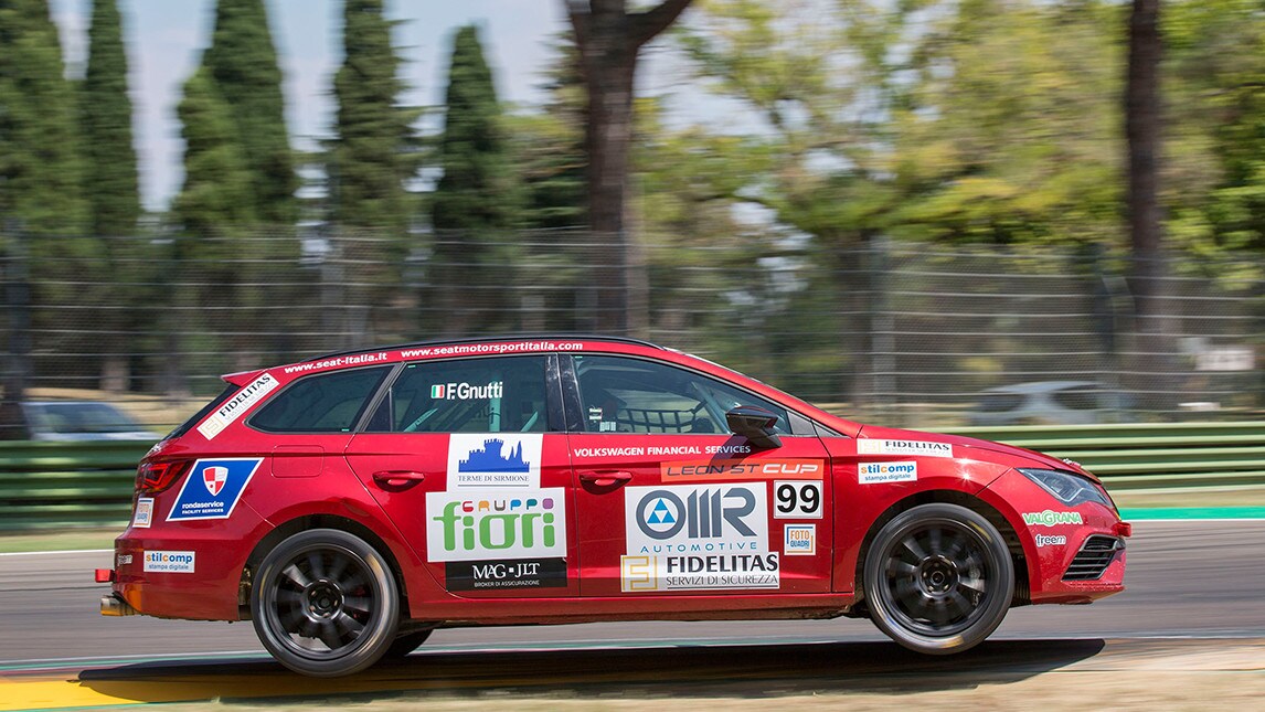 Le Seat Leon ST volano a Imola