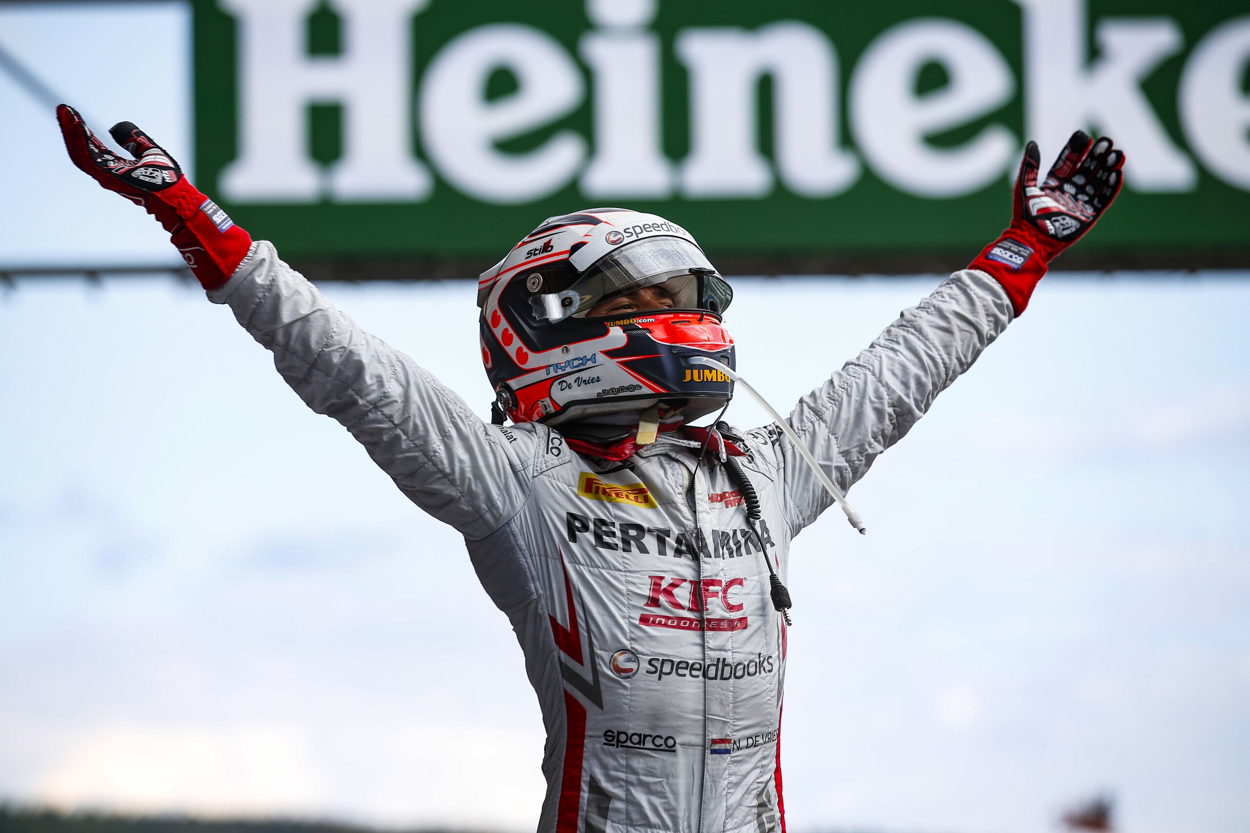 F2 Spa-Francorchamps, de Vries domina la Feature Race
