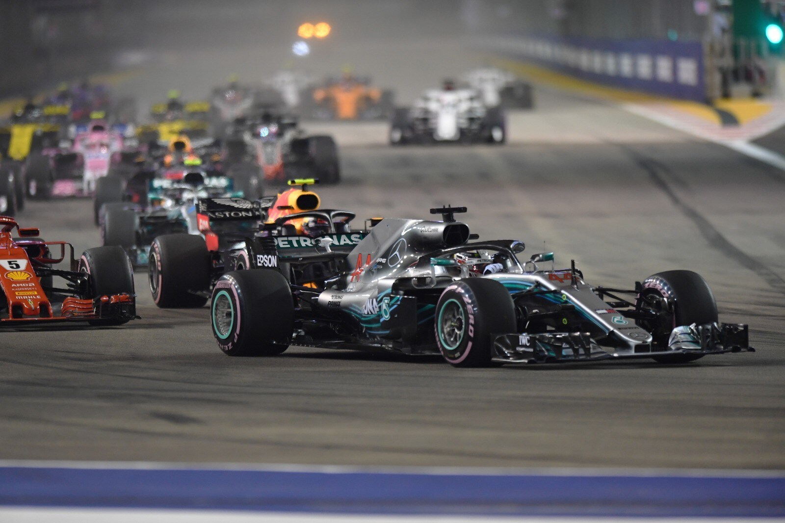 Formula 1 Singapore: vince Hamilton davanti a Verstappen, Vettel 3°