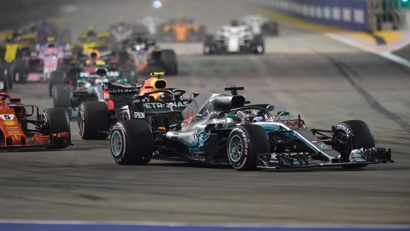 Formula 1 Singapore: vince Hamilton davanti a Verstappen, Vettel 3°