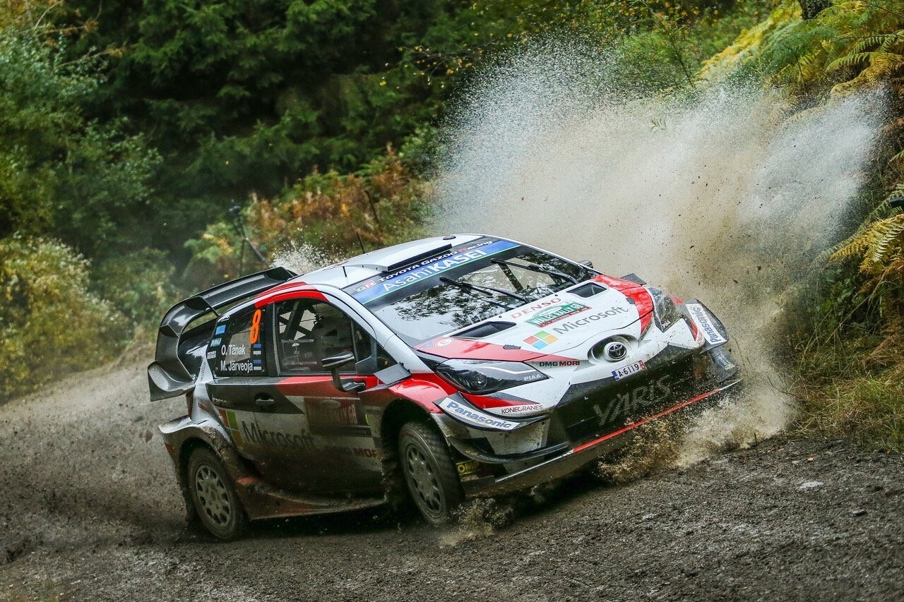 Rally del Galles, Tanak su Toyota Yaris domina la prima tappa