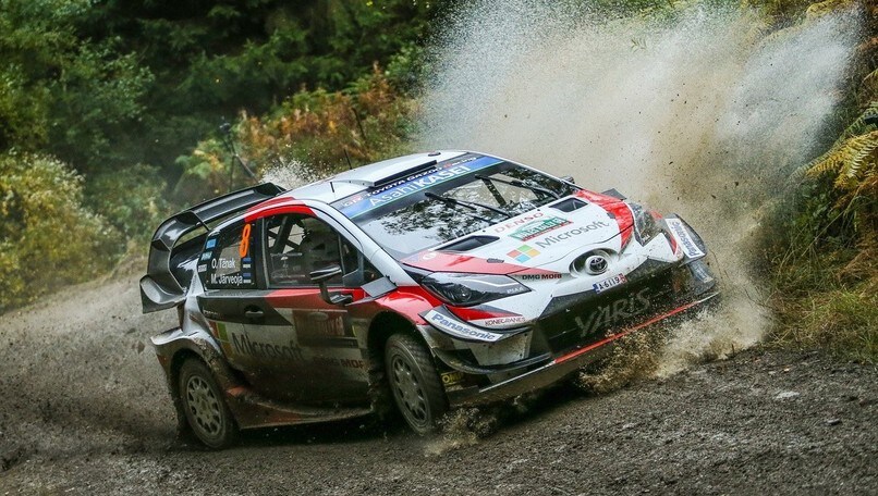 Rally del Galles, Tanak su Toyota Yaris domina la prima tappa