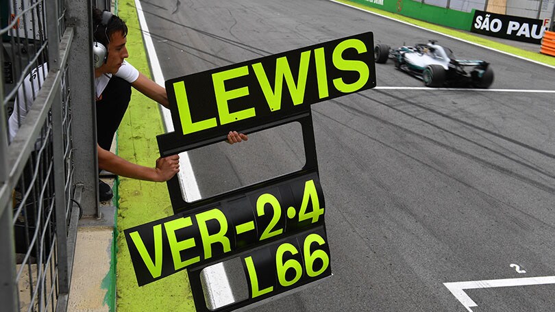 Formula 1 Brasile: GP a Hamilton dopo Verstappen centrato