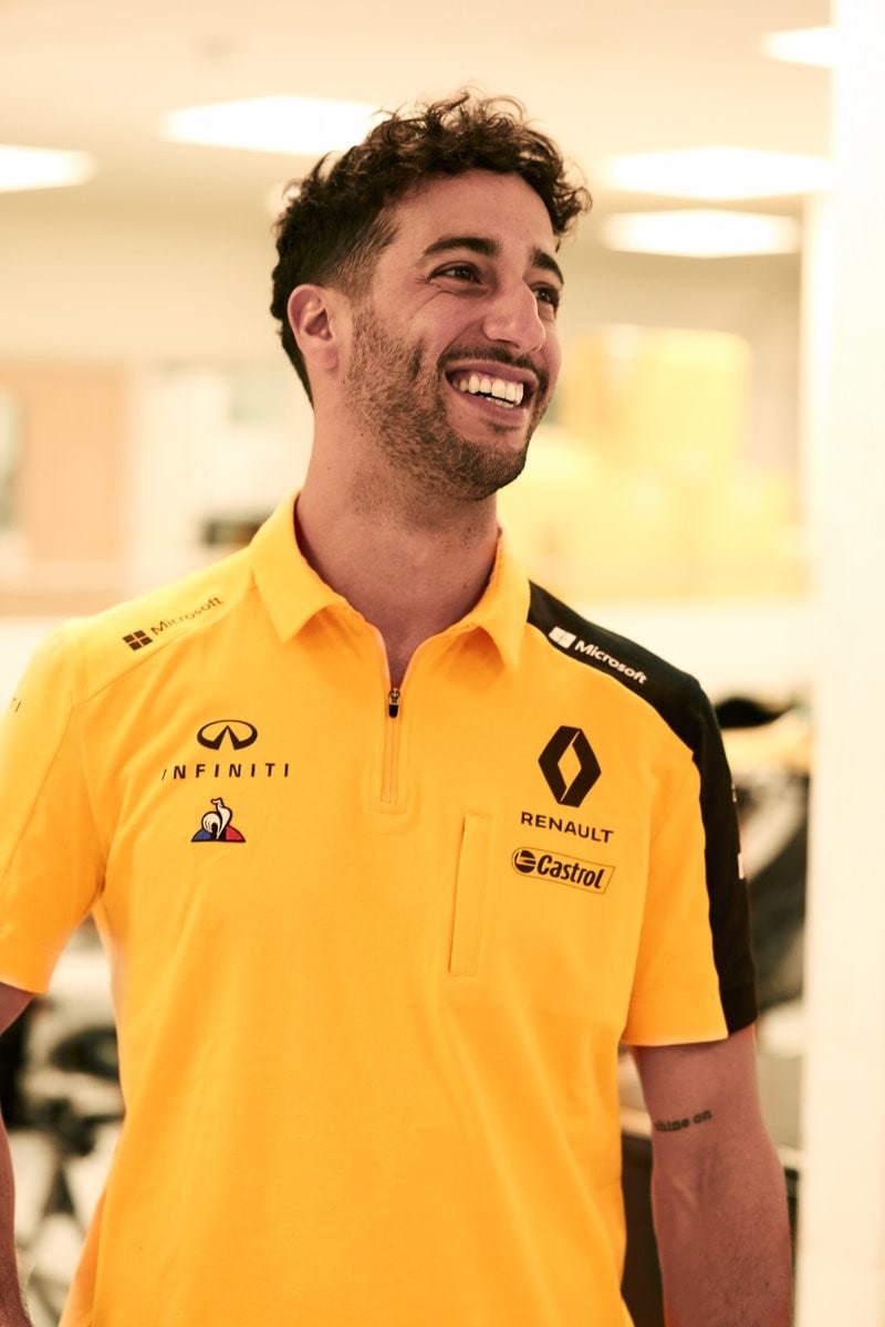 Formula 1, Ricciardo posa da pilota Renault
