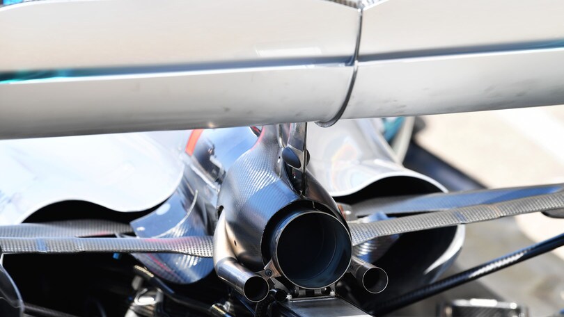 Mercedes, la W10 ha fatto il fire-up