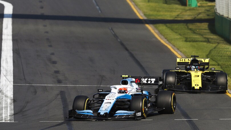 GP Australia, Kubica tra contatti e una Williams che perde pezzi