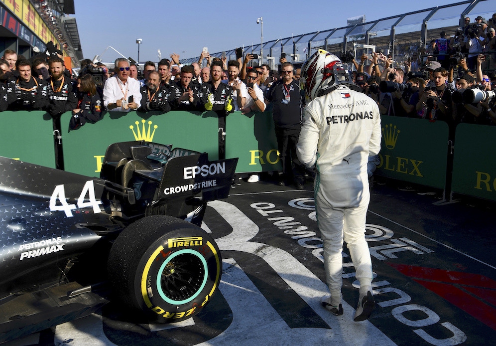 Mercedes, fondo di Hamilton danneggiato dai cordoli