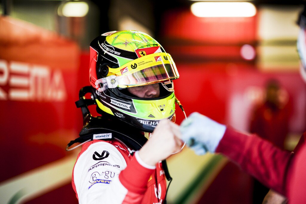 Mick Schumacher sulla Ferrari SF90 ai test in Bahrain