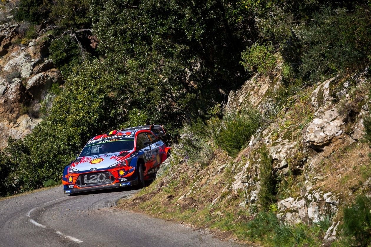 WRC, Toure de Corse: Neuville nuovo leader