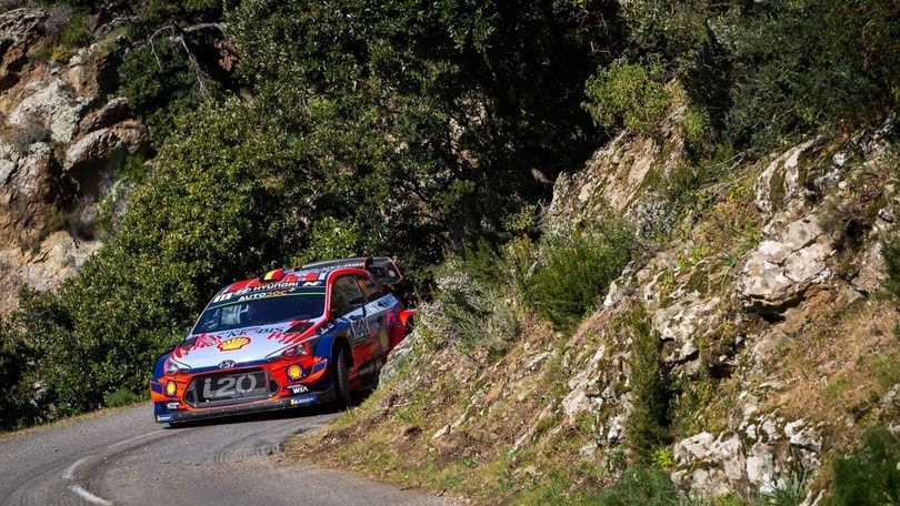 WRC, Toure de Corse: Neuville nuovo leader