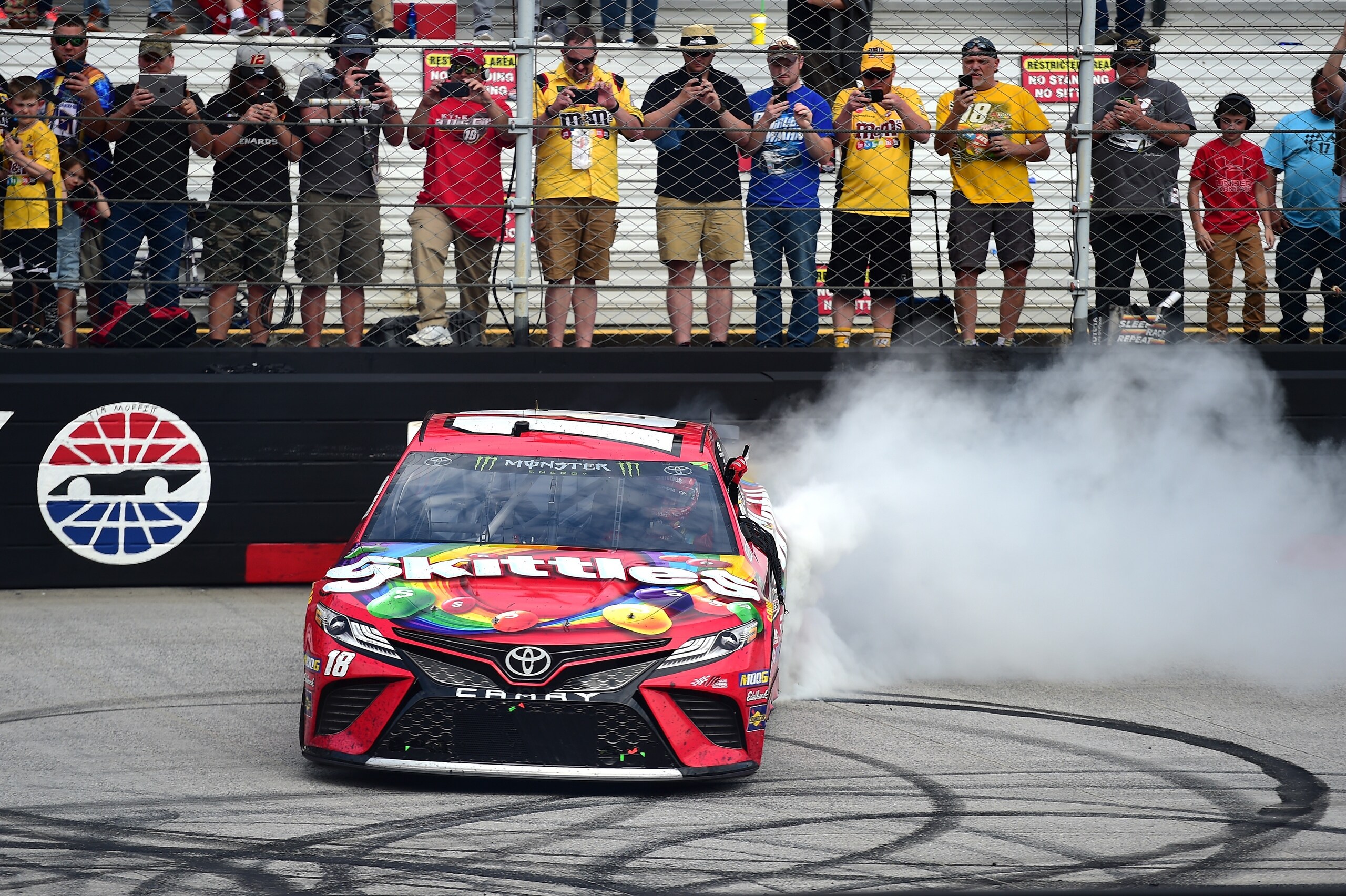 NASCAR, Bristol: Kyle Bush, incidente e vittoria