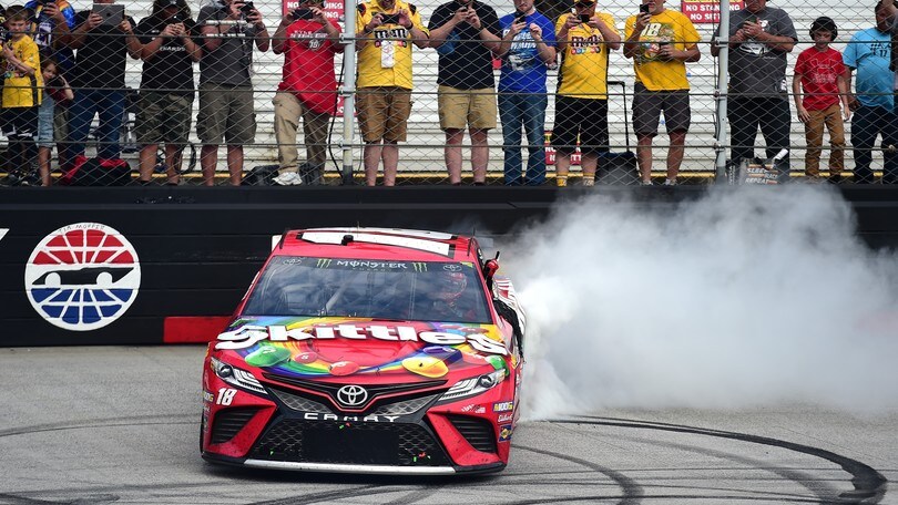 NASCAR, Bristol: Kyle Bush, incidente e vittoria