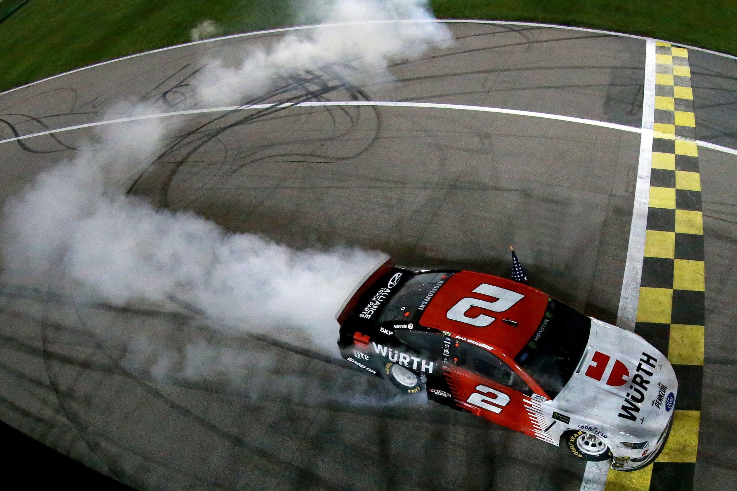 Nascar: in Kansas a sorpresa arriva Keselowski