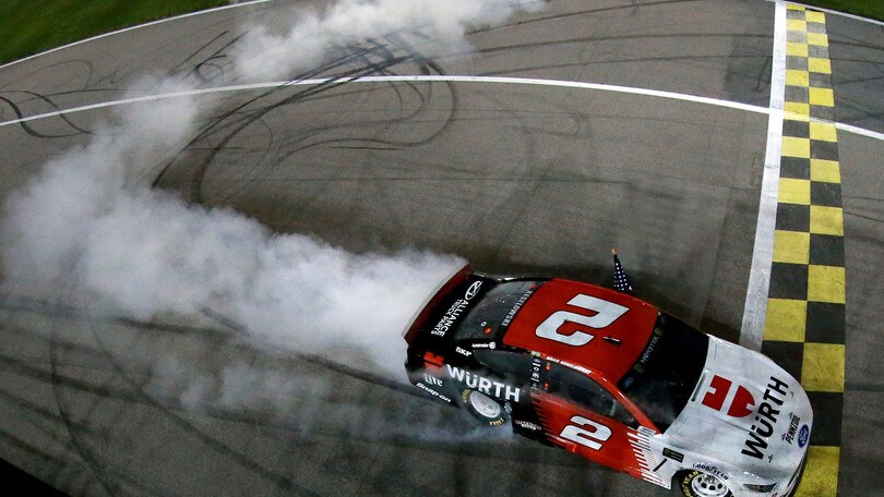 Nascar: in Kansas a sorpresa arriva Keselowski