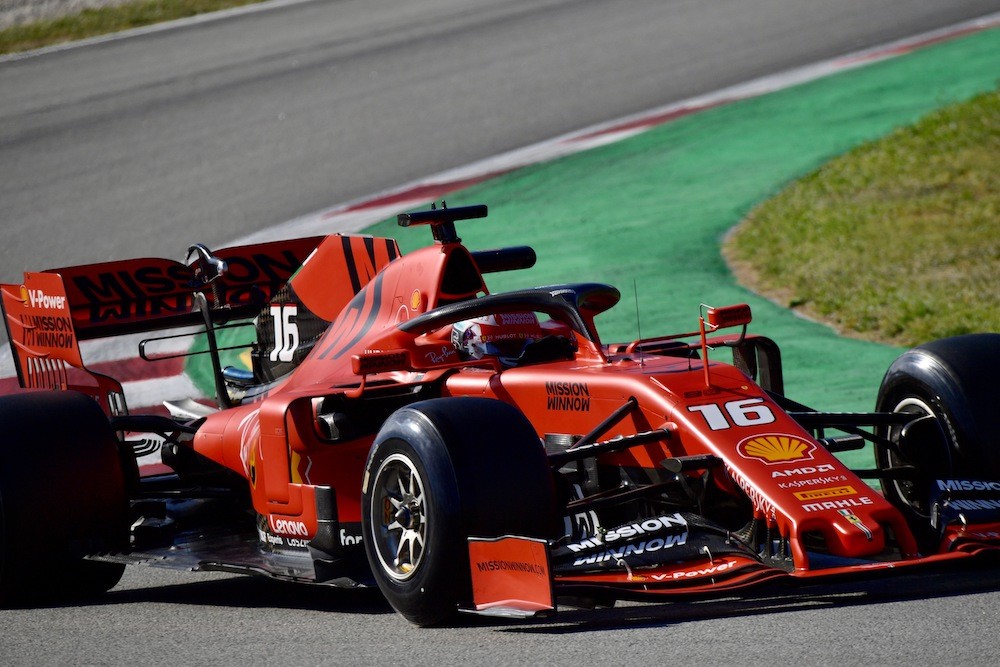 Test Barcellona: Fuoco torna sulla Ferrari, Leclerc in pista con Pirelli