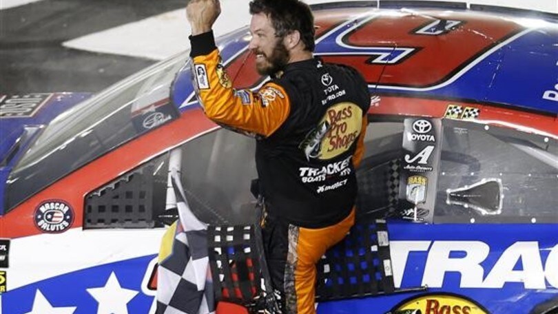 NASCAR: Truex  vince a Charlotte con un sorpasso straordinario