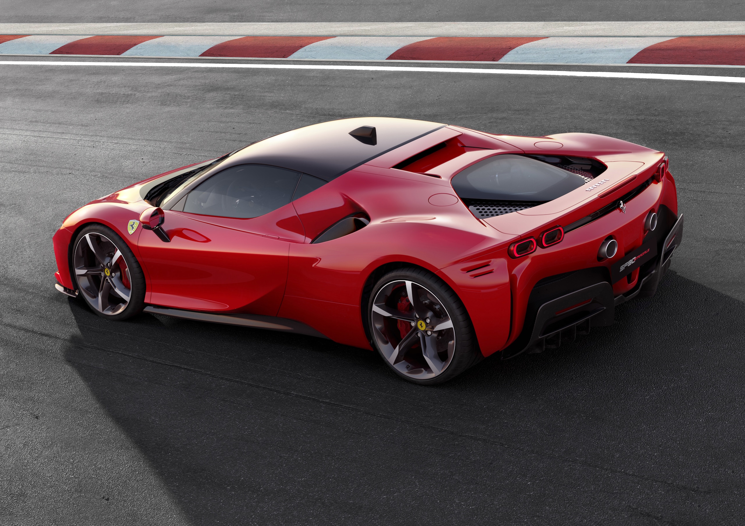 Ferrari SF90 Stradale, nel segno della F1
