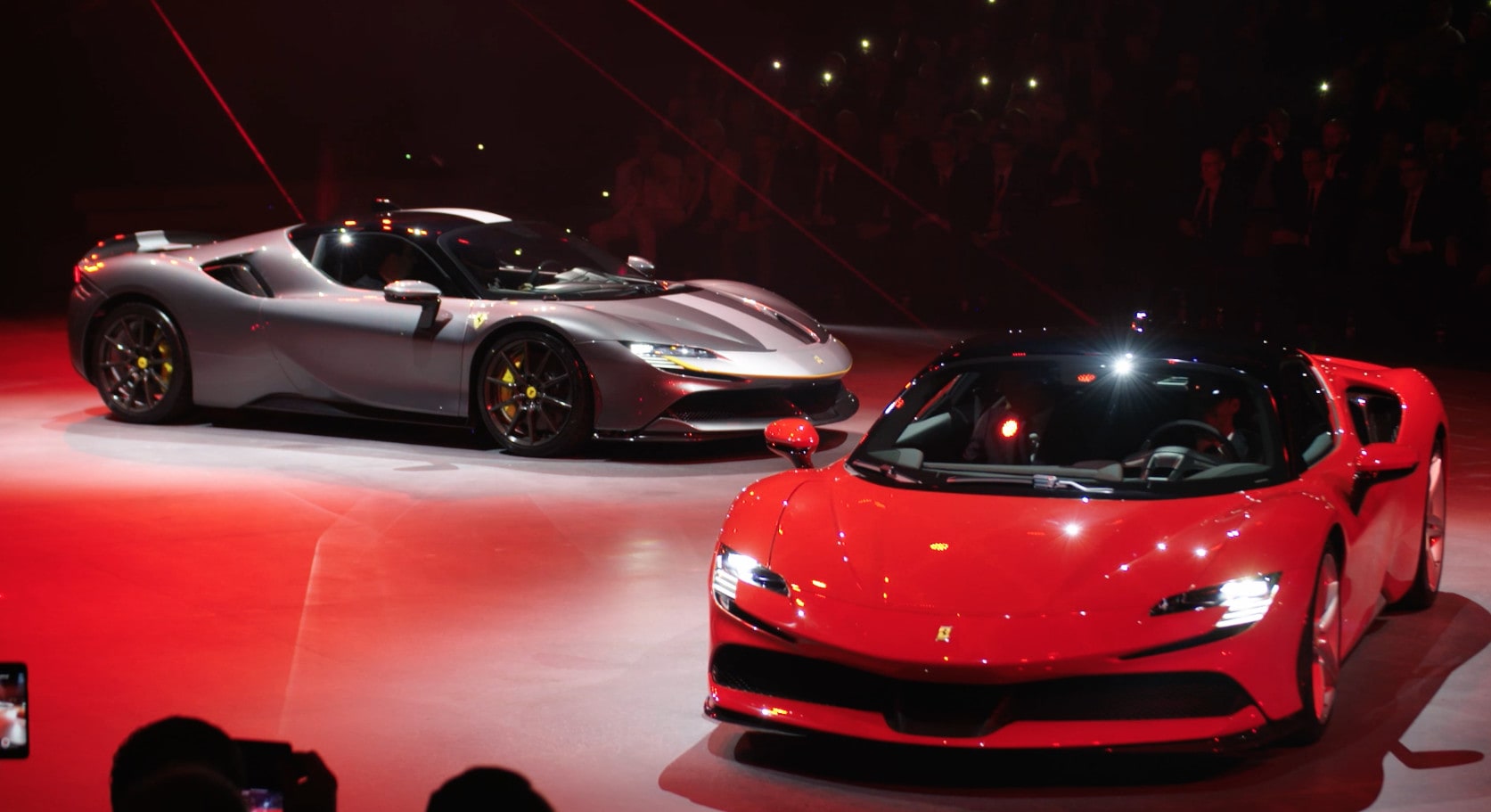 Ferrari SF90 Stradale presentata con Vettel e Leclerc VIDEO