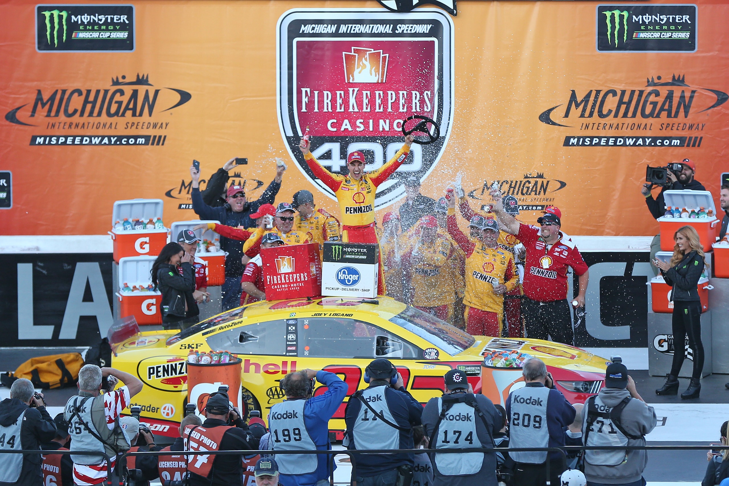 NASCAR: Logano vince dopo la pioggia in Michigan