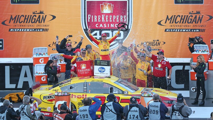 NASCAR: Logano vince dopo la pioggia in Michigan