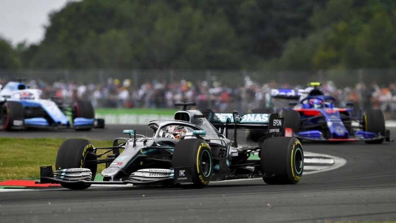 GP Gran Bretagna: Hamilton vola sul passo