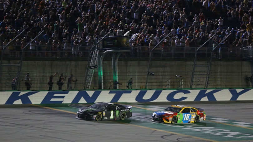 Nascar: fratelli coltelli all'ultimo giro in Kentucky