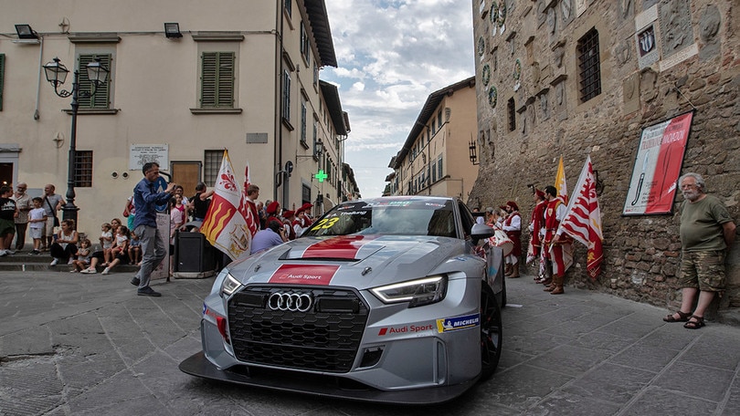 TCR Mugello: bagno di folla per i piloti a Scarperia